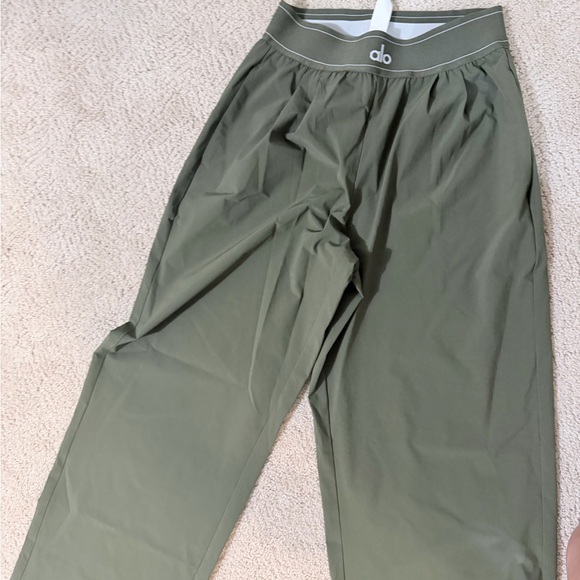 ALO Yoga Women's green Track Pants - Picture 2 of 4